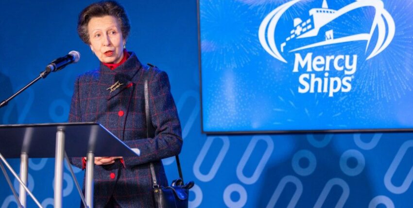 Die Princess Anne traf die Crew und weihte das Schiff ein. Foto: mercyships.de