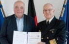 Foto: Unterzeichnung des MoU. Prof. Dr. Peter Martini (FKIE) und VAdm Jan Christian Kaack (InspM). Bundeswehr / Jane Schmidt