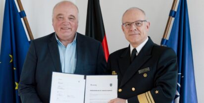 Foto: Unterzeichnung des MoU. Prof. Dr. Peter Martini (FKIE) und VAdm Jan Christian Kaack (InspM). Bundeswehr / Jane Schmidt