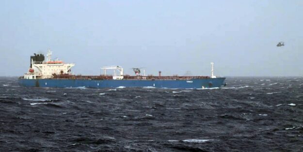 Rohöltanker GRINCH nach Strafzahlung wieder frei. Foto: Französischer Generalstab