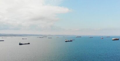 Foto: Warten auf Abfertigung im Schwarzen Meer. UN/Duncan Moore