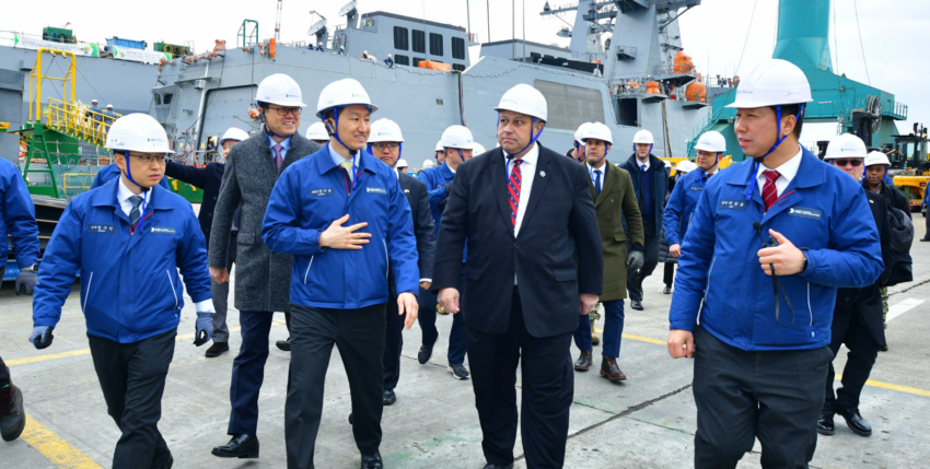 Sowohl die Regierung Biden wie die Regierung Trump befürworten engere Kooperation mit em ausländischen Schiffsbausektor. Hier der damalige Navy Minister Carlos del Toro 2024 auf der Hanwha Ocean Werft in Südkorea. Foto: US Navy