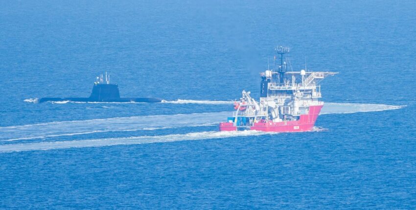 "Invincible", U-Boot Typ 218SG, Singapur, bei Abnahmefahrten Kieler Bucht. tkMS Sicherheitsschiff "Aquanaut". Foto: Michael Nitz