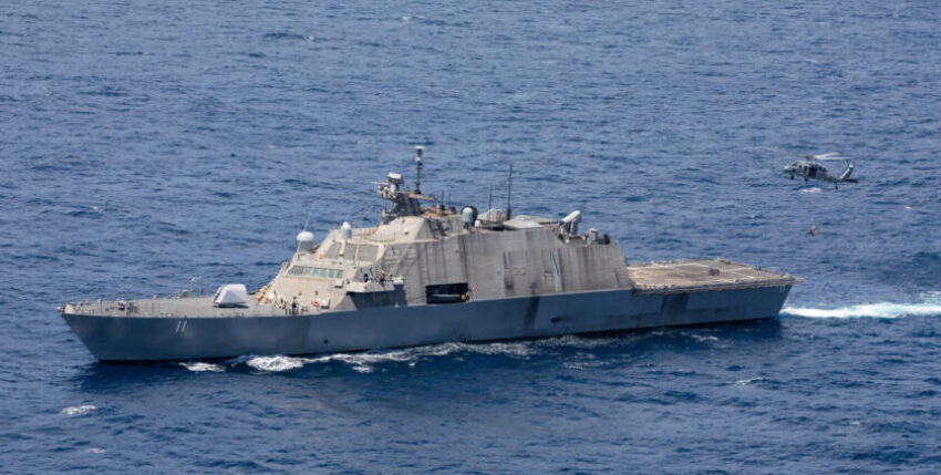HSC 28 Helicopter Transfers Suspected Contraband MH-60S Seahawk-Hubschrauber übergibt mutmaßliche Schmuggelware von der USS Billings an USS Sioux City. Foto: US Navy
