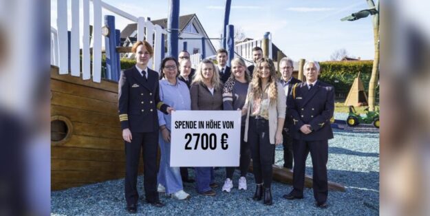 Photo: Handover of donation cheque for children's hospice supplies and transport relay, Hunold