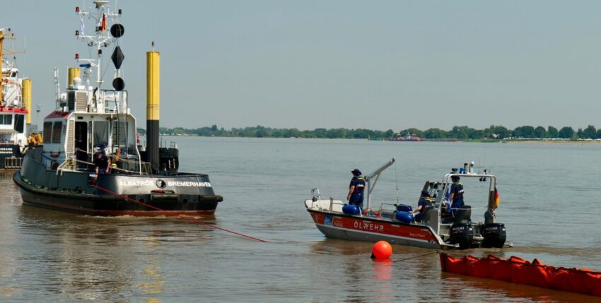 Foto: Ausbringen einer Ölsperre auf der Weser. Bundesanstalt Technisches Hilfswerk