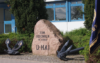 Gedenkstein für U-HAI vor dem AZU in Eckernförde. Foto: VDU