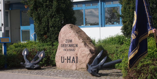 Gedenkstein für U-HAI vor dem AZU in Eckernförde. Foto: VDU