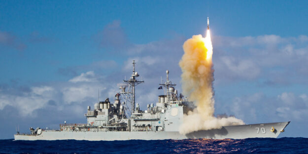 Lenkwaffenkreuzer "USS Lake Erie" (CG 70) feuert Standard Missile-3. Foto: U.S. Navy