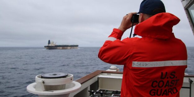 Dranbleiben! USCGC "Munro" an der umgeflaggten "Marinera". Foto: USCG