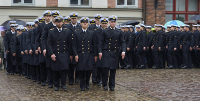Einmarsch der Crew IX/ 26 auf dem Alten Markt in Stralsund. Foto: Daniel Angres