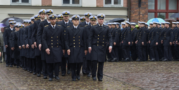 Einmarsch der Crew IX/ 26 auf dem Alten Markt in Stralsund. Foto: Daniel Angres