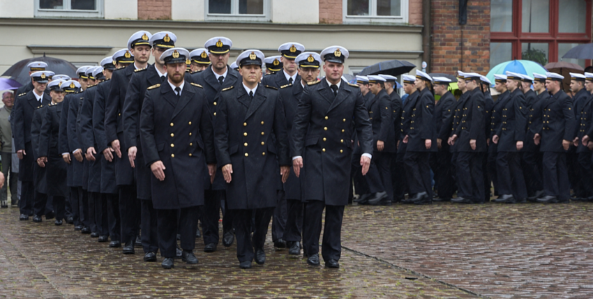 Einmarsch der Crew IX/ 26 auf dem Alten Markt in Stralsund. Foto: Daniel Angres