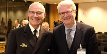 Foto: Mehr Zusammenarbeit – Dr. Reinhard Lüken und Vizeadmiral Jan Kaack. hsc