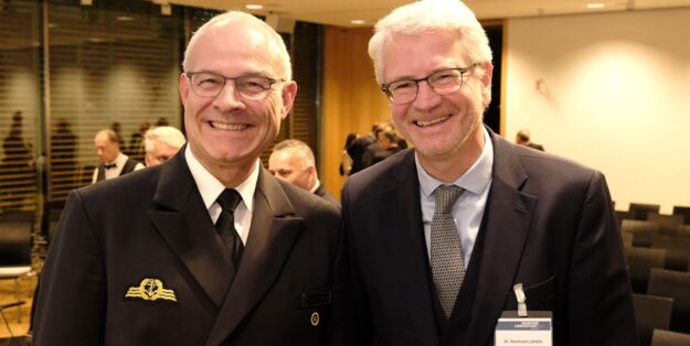 Foto: Mehr Zusammenarbeit – Dr. Reinhard Lüken und Vizeadmiral Jan Kaack. hsc