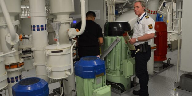 Foto: Der Polizist mit Kapitänspatent Stefan Douvier sucht nach Umweltsündern in der Schifffahrt, Steiner