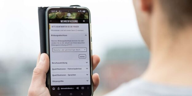 Photo: Completing the questionnaire is compulsory. Bundeswehr/Torsten Kraatz