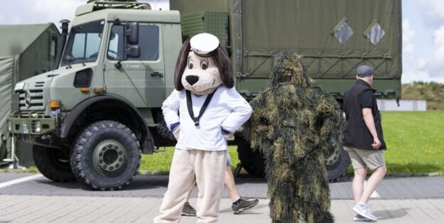 Foto: Der Tag der Offenen Tür im Marinestützpunkt Wilhelmshaven. Hier: Heppy der Bordhund ist unterwegs am Tag der Offenen Tür. Rodewald