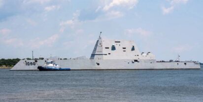 USS ZUMWALT wird Rohrwaffe bei HII Ingalls Shipbuilding entnommen. Foto: HII